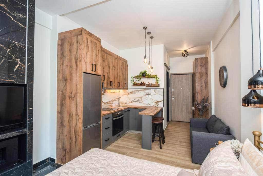 um quarto com uma cozinha com uma mesa e um sofá em Condo next to metro st Athens! em Atenas