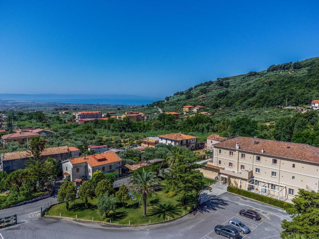 una vista aerea di una città con una montagna di Hotel Ristorante La Mimosa a Lamezia Terme
