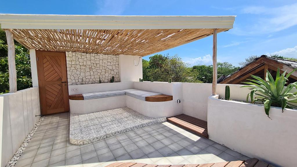 Balkón nebo terasa v ubytování Shore Thing Gili Air Beachfront Apartment