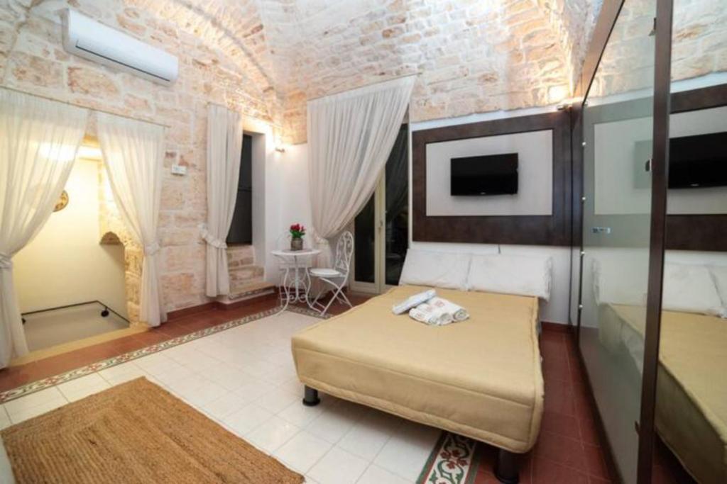 a bedroom with a bed and a tv in a room at Saymon's Suite in Ceglie Messapica