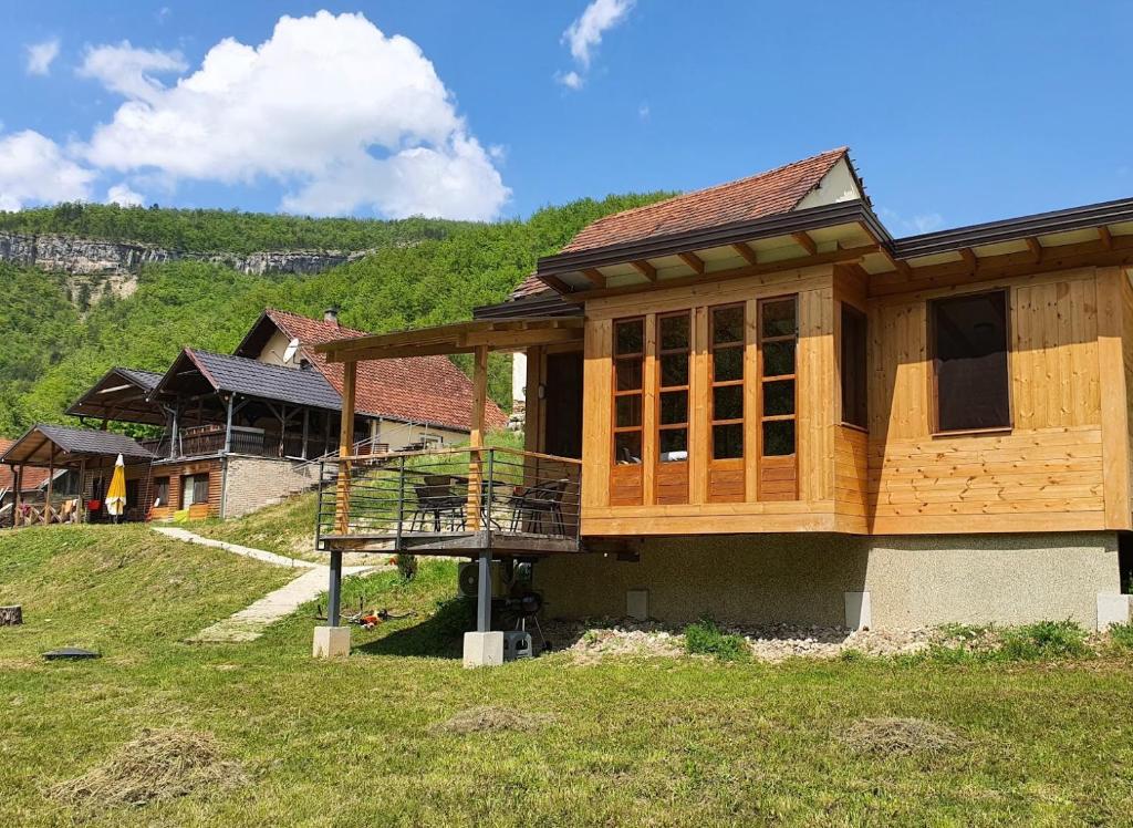 una casa in costruzione con una scala di fronte di Apartment Ostojic a Mokra Gora