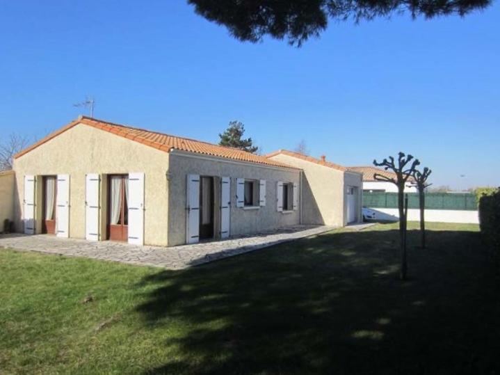 ein kleines Haus mit einem Rasenplatz davor in der Unterkunft Meschers sur Gironde - MAISON SPACIEUSE au CALME avec BEAU JARDIN ARBORE in Meschers-sur-Gironde