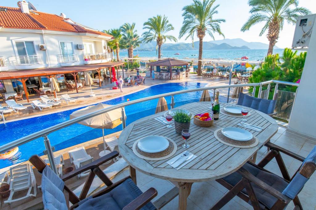 Bazén v ubytování Sunset Beach Villas and Apartments nebo v jeho okolí