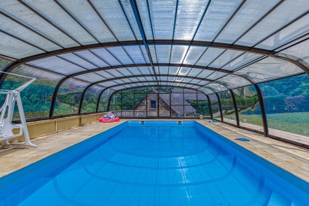 una piscina cubierta con techo retráctil en Lestrebaldie, grande piscine, en Centrès