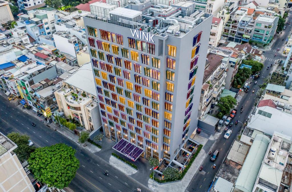 una vista aérea de un edificio alto en una ciudad en Wink Hotel Saigon Centre - 24hrs stay en Ho Chi Minh