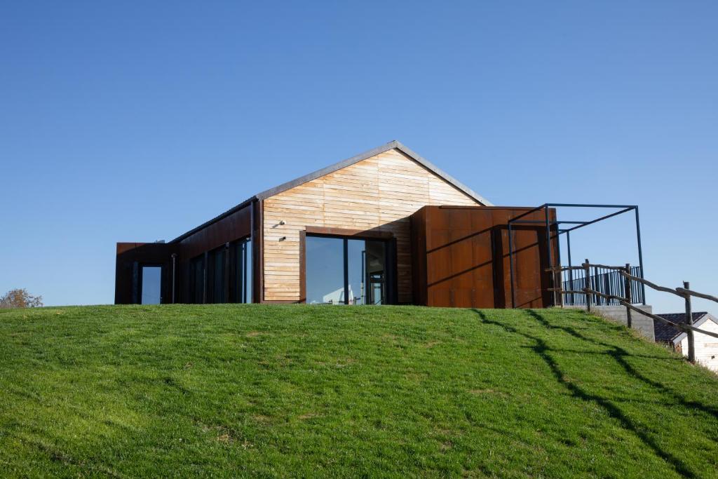 Cascina Rüral في Montafia: منزل على قمة تلة عشبية