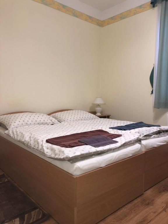 Postel nebo postele na pokoji v ubytování Ádám Tanya Fogadó