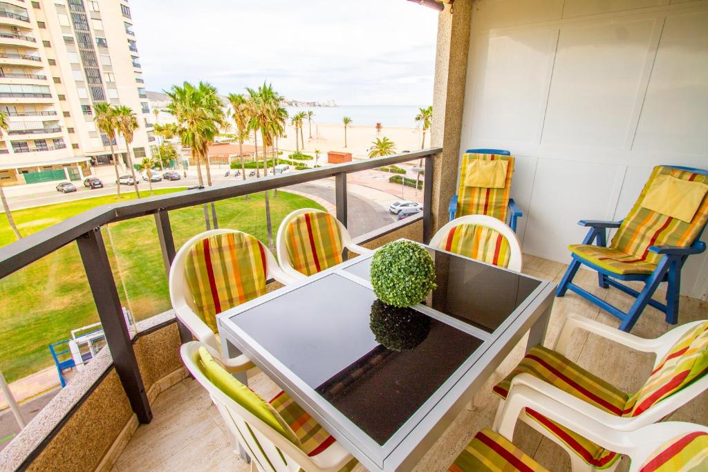a table and chairs on a balcony with a view of the ocean at ESPACIO 3 - Primera Línea de Playa in Cullera
