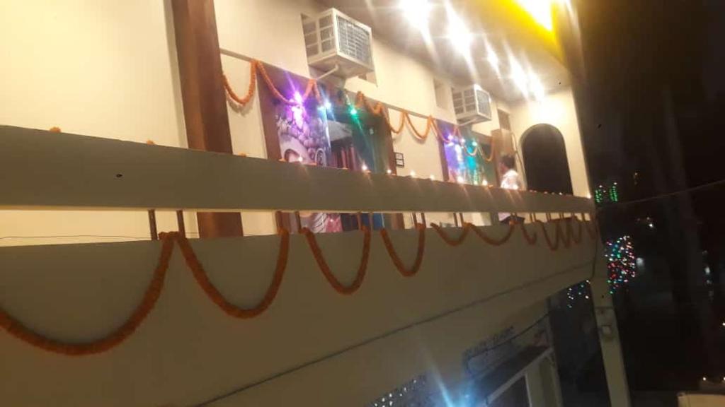 een reflectie van een gebouw met lichten in een spiegel bij Maa Gayatri Dormitory in Varanasi