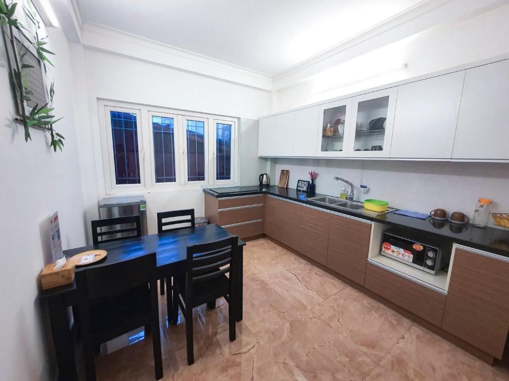 Kuchyň nebo kuchyňský kout v ubytování Top Location 3-4-5 Bedrooms House in Centre of Ha Noi - Clean, Cozy and Private - THE TOURNESOL
