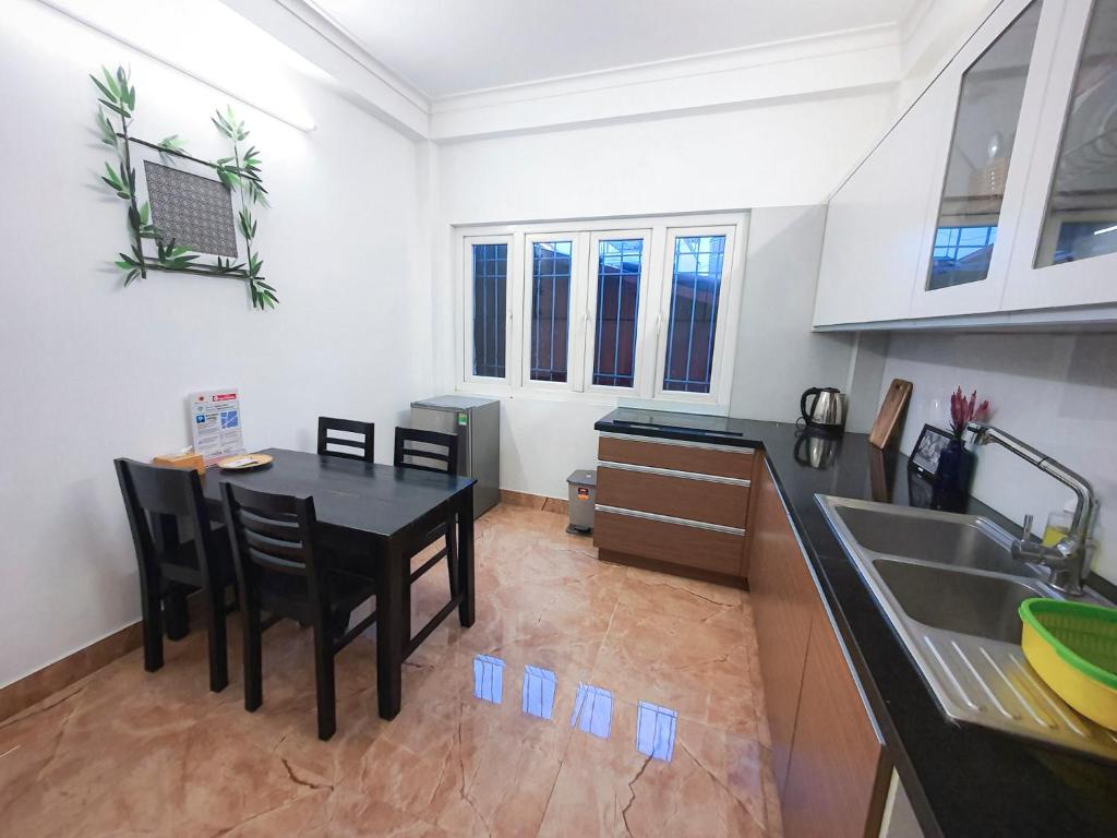 Kuchyň nebo kuchyňský kout v ubytování Top Location 3-4-5 Bedrooms House in Centre of Ha Noi - Clean, Cozy and Private - THE TOURNESOL