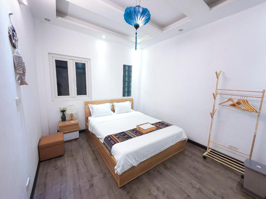 Postel nebo postele na pokoji v ubytování Top Location 3-4-5 Bedrooms House in Centre of Ha Noi - Clean, Cozy and Private - THE TOURNESOL