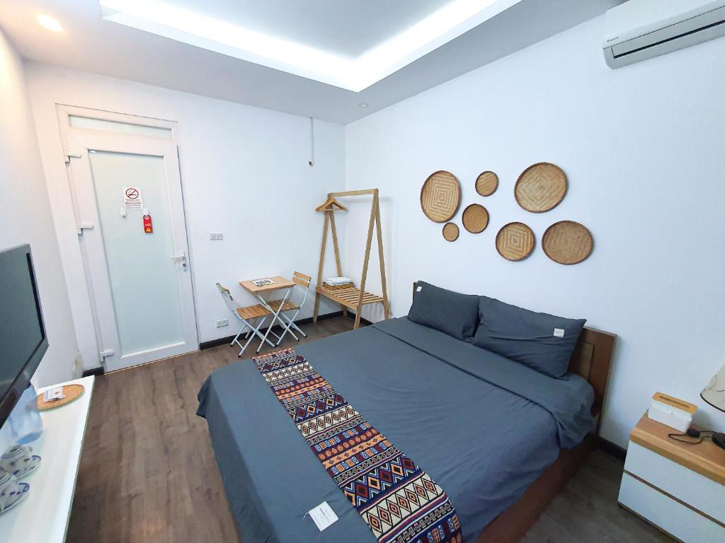 TV a/nebo společenská místnost v ubytování Top Location 3-4-5 Bedrooms House in Centre of Ha Noi - Clean, Cozy and Private - THE TOURNESOL