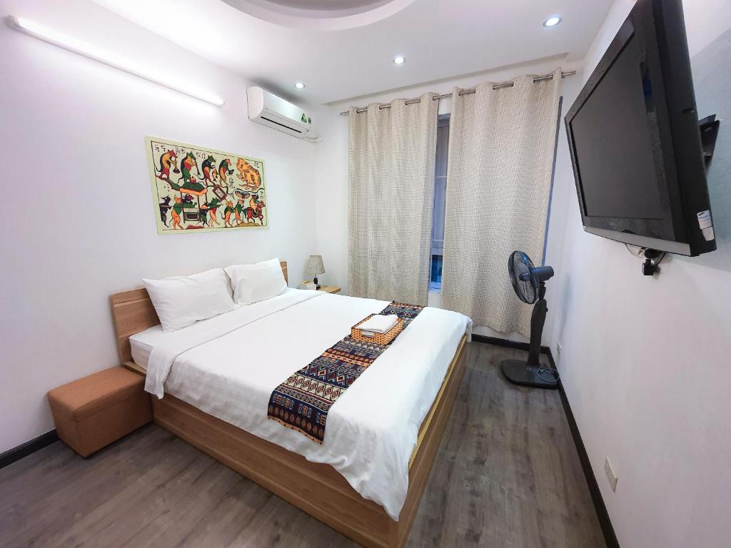 TV a/nebo společenská místnost v ubytování Top Location 3-4-5 Bedrooms House in Centre of Ha Noi - Clean, Cozy and Private - THE TOURNESOL