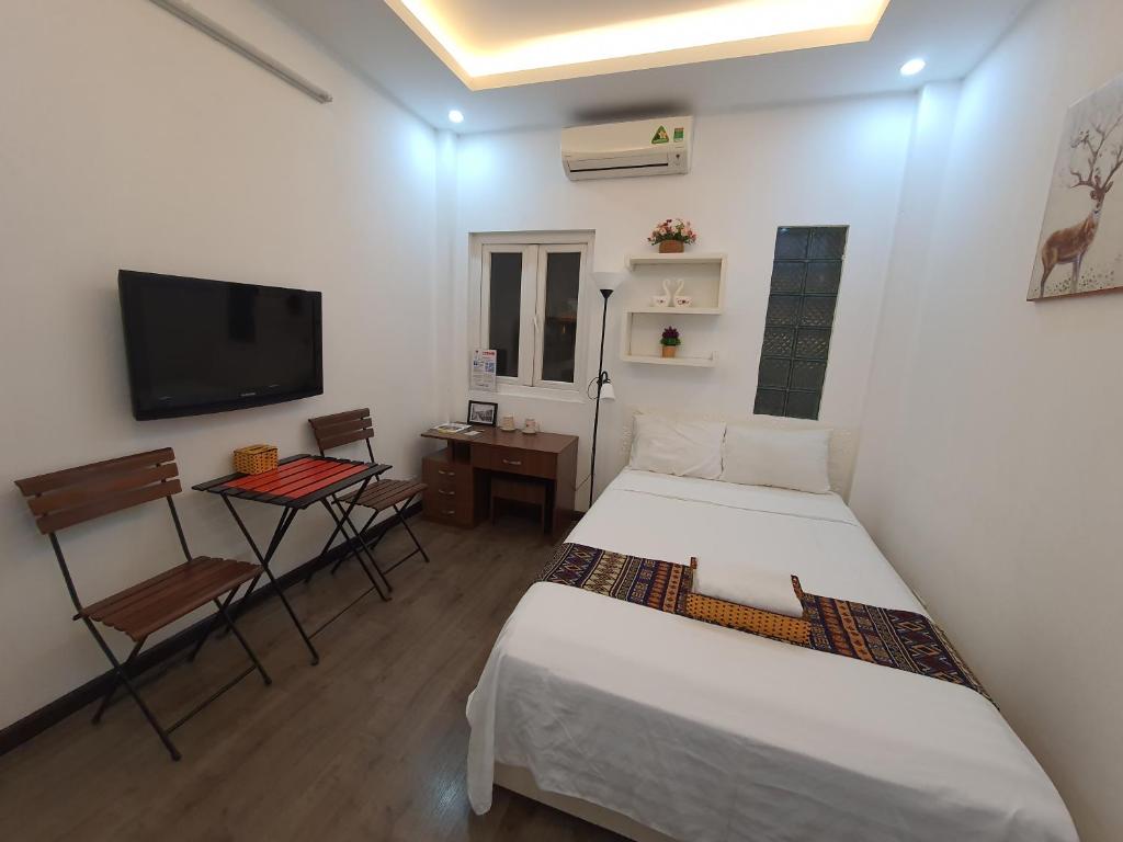 TV a/nebo společenská místnost v ubytování Top Location 3-4-5 Bedrooms House in Centre of Ha Noi - Clean, Cozy and Private - THE TOURNESOL