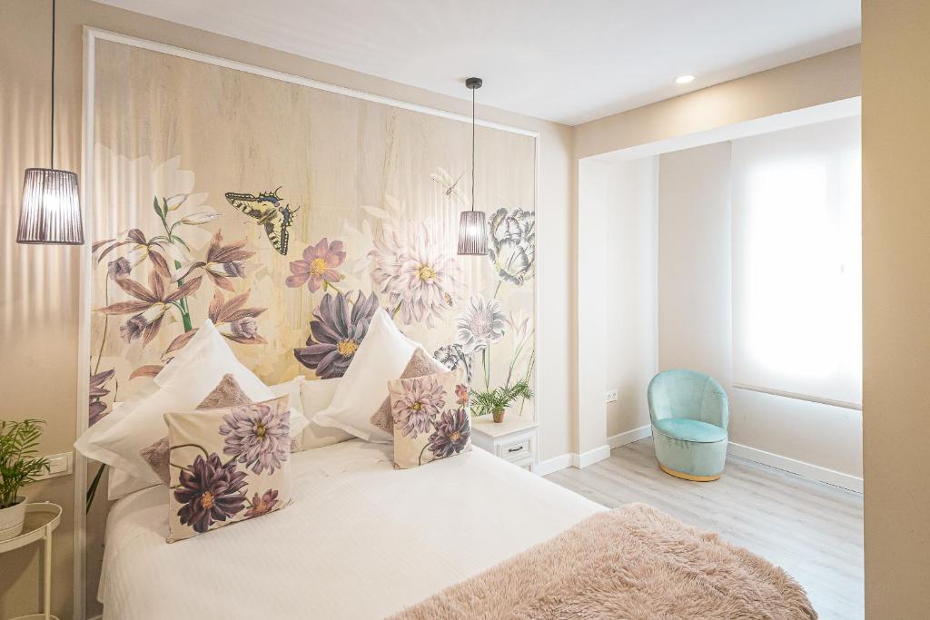 - une chambre avec un lit et un papier peint floral dans l'établissement Hostal Plaza Boutique - Solo adultos, à Saragosse