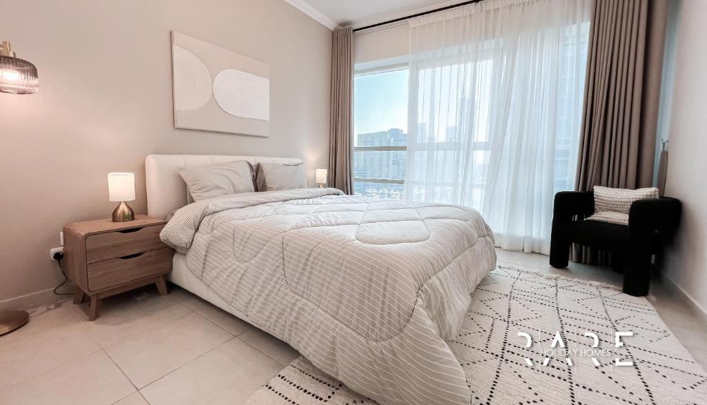 Postel nebo postele na pokoji v ubytování Rare Holiday Homes - Close to Beach & Yacht Club - Pool View - Marina Quays - R1003 - Dubai Marina