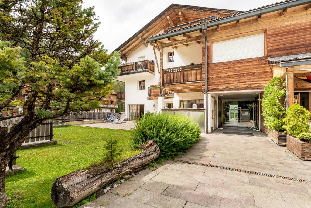 vista esterna di una casa con cortile di Aurturist Appartement 185 a San Vigilio Di Marebbe