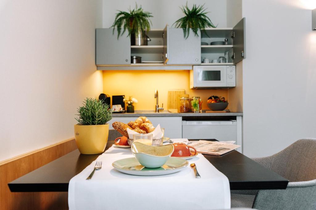 Cucina o angolo cottura di HEINhotel vienna airport