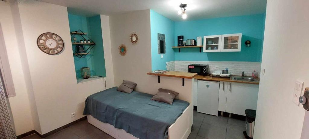 Cette petite chambre comprend un lit et une cuisine. dans l'établissement Charmant studio, à Avignon