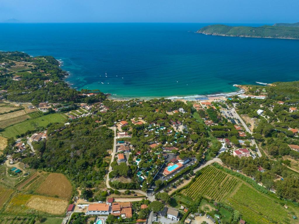 una vista aerea di una città vicino all'oceano di Camping Europa a Capoliveri
