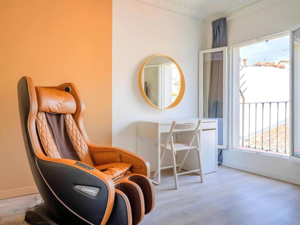 a chair in a room with a table and a mirror at Escapade Vieux-Port balnéo ciné-terrasse by Weekome in Marseille