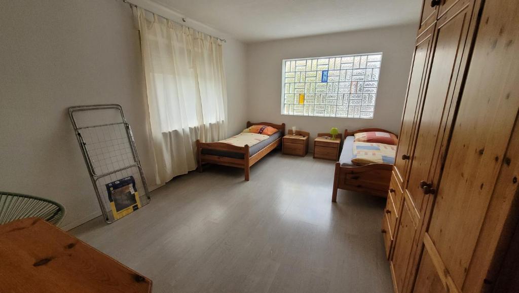 Ένα ή περισσότερα κρεβάτια σε δωμάτιο στο Schöne Wohnung für Monteure bis zu 8 Personen in Burgbrohl