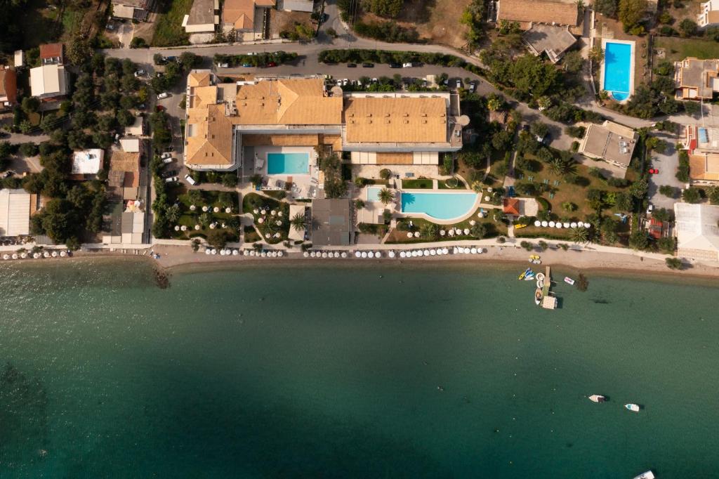 una vista aerea di un resort su una spiaggia di Elea Beach Hotel a Dassia
