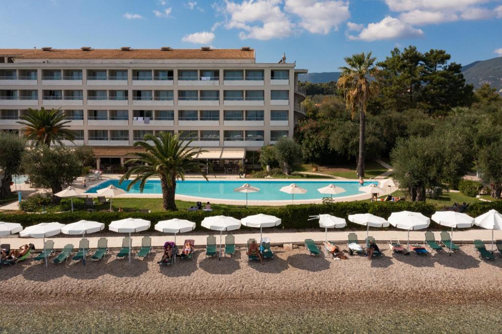 Bazén v ubytování Elea Beach Hotel nebo v jeho okolí