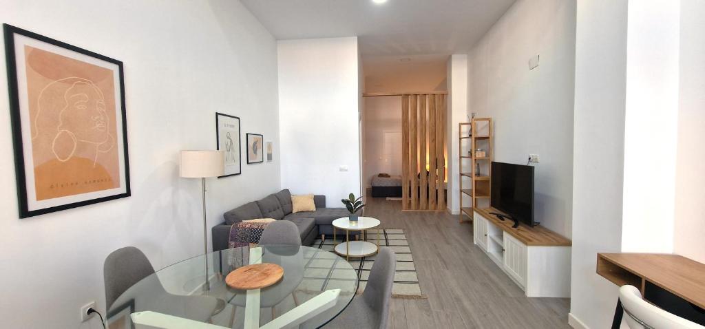 a living room with a glass table and a couch at DS Precioso LOFT a estrenar in Córdoba