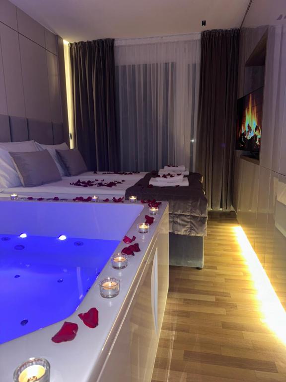 une chambre d'hôtel avec un bain à remous et un lit dans l'établissement Miyaki Apartments - BJELASNICA, à Bjelašnica