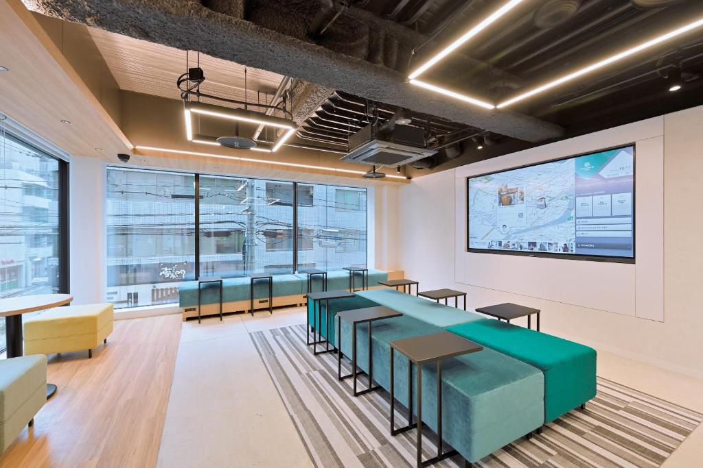 una sala conferenze con un lungo tavolo e sedie di Prince Smart Inn Hakata a Fukuoka