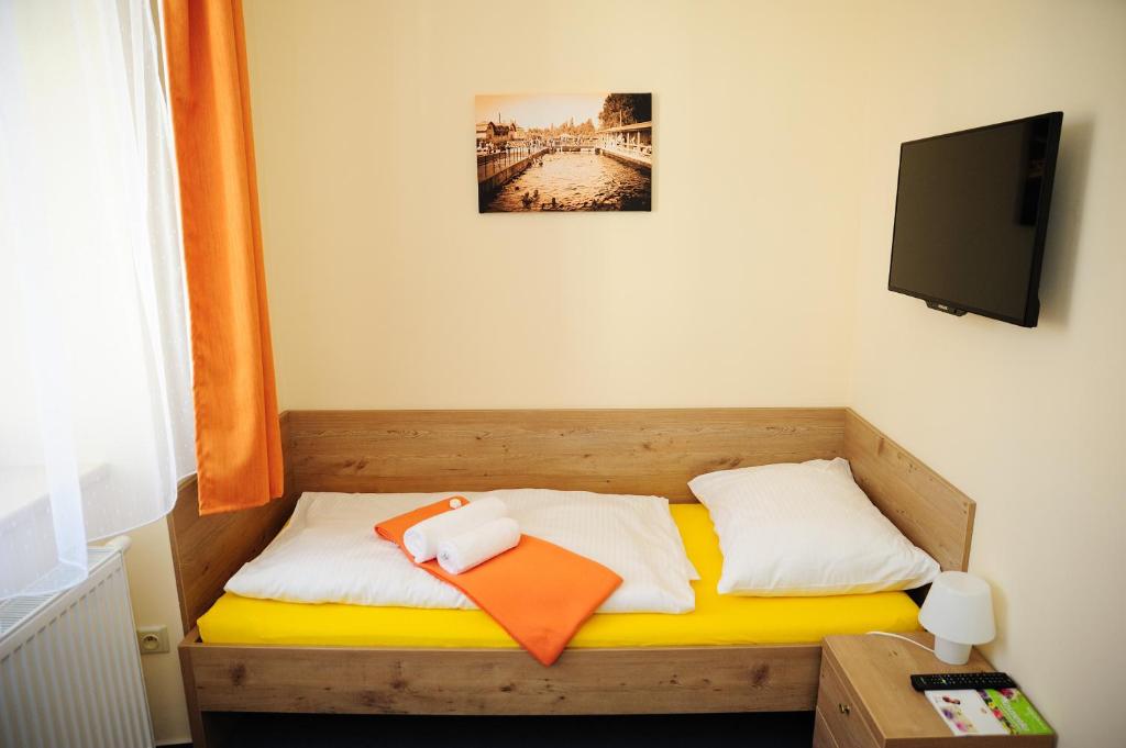 Postel nebo postele na pokoji v ubytování Hotel Praha Potštejn