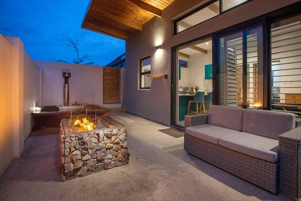 un soggiorno con divano e braciere di Mountain and Sea Cottage a Hermanus