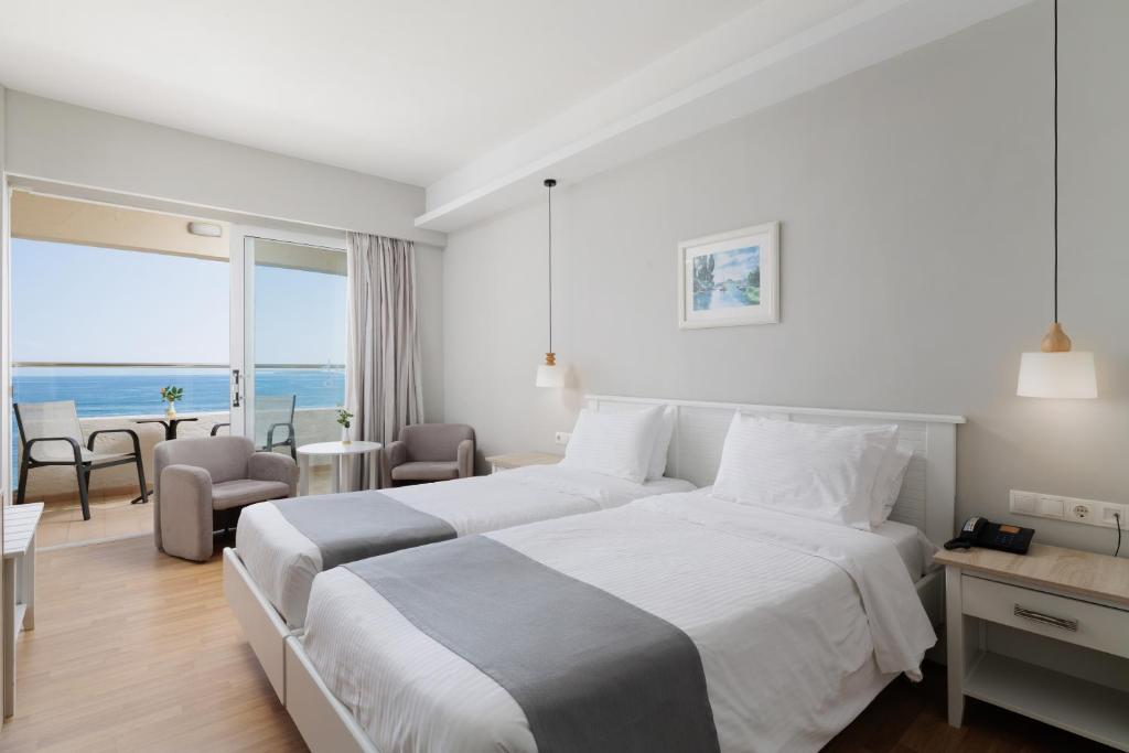 Postel nebo postele na pokoji v ubytování Elea Beach Hotel