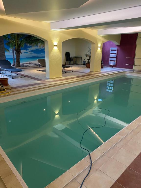 una piscina en una casa en Pension am Weberhof nur 20 Autominuten von München, en Ebersberg