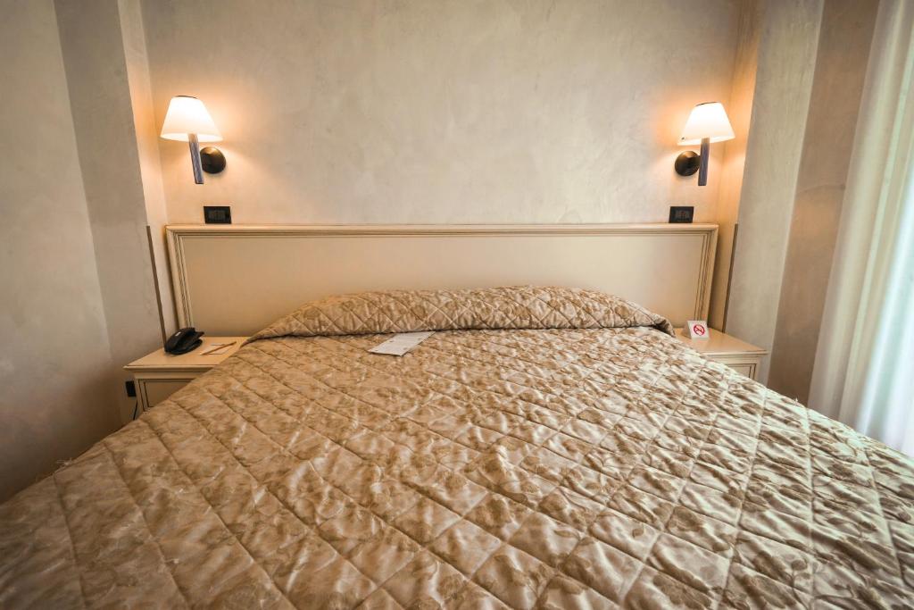 Postel nebo postele na pokoji v ubytování Hotel Carlton Capri