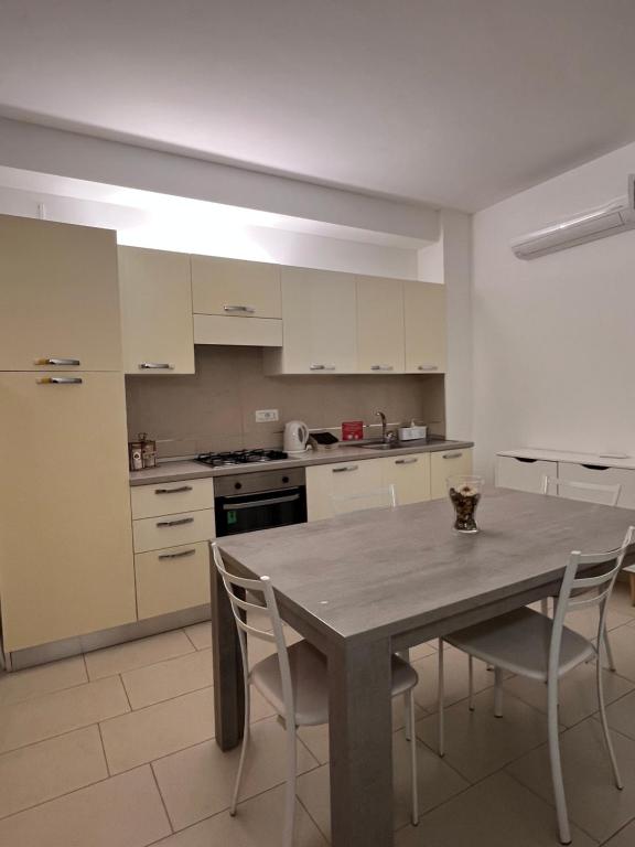Η κουζίνα ή μικρή κουζίνα στο Casa Magenta Centro Città (secondo piano)