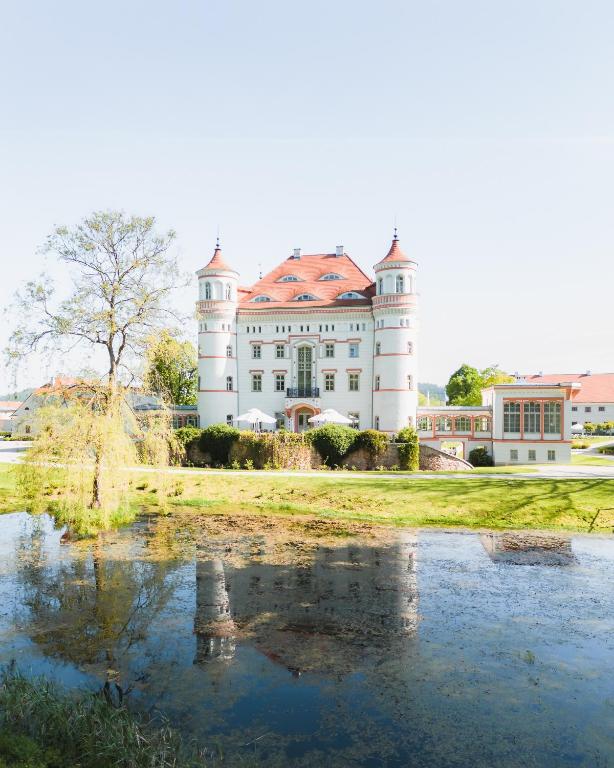 Výhled na řeku, která protéká v blízkosti rezortu