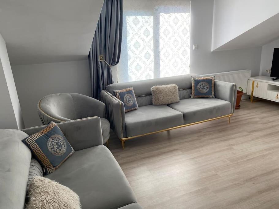 salon z kanapą i telewizorem w obiekcie Şehir Merkezinde,Dublex apartman w mieście Çanakkale
