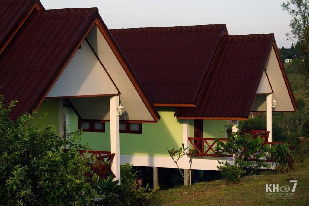 two houses with red roofs on top of them at Baan Termsuk in Khao Kho