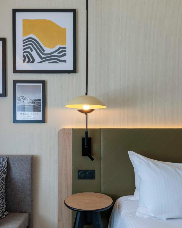 Postel nebo postele na pokoji v ubytování Hilton Garden Inn Marseille Provence Airport