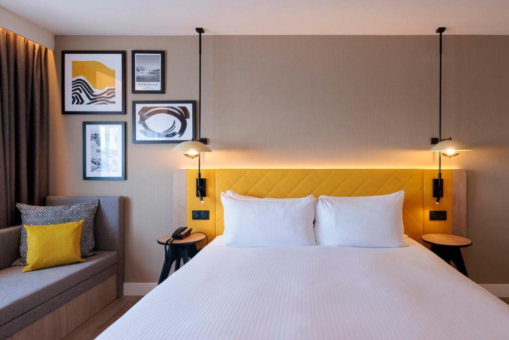 Postel nebo postele na pokoji v ubytování Hilton Garden Inn Marseille Provence Airport