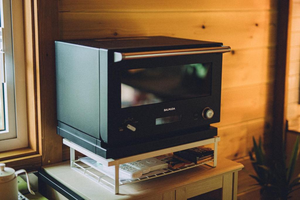 TV a/nebo společenská místnost v ubytování 美瑛森林木屋 - 小紅帽