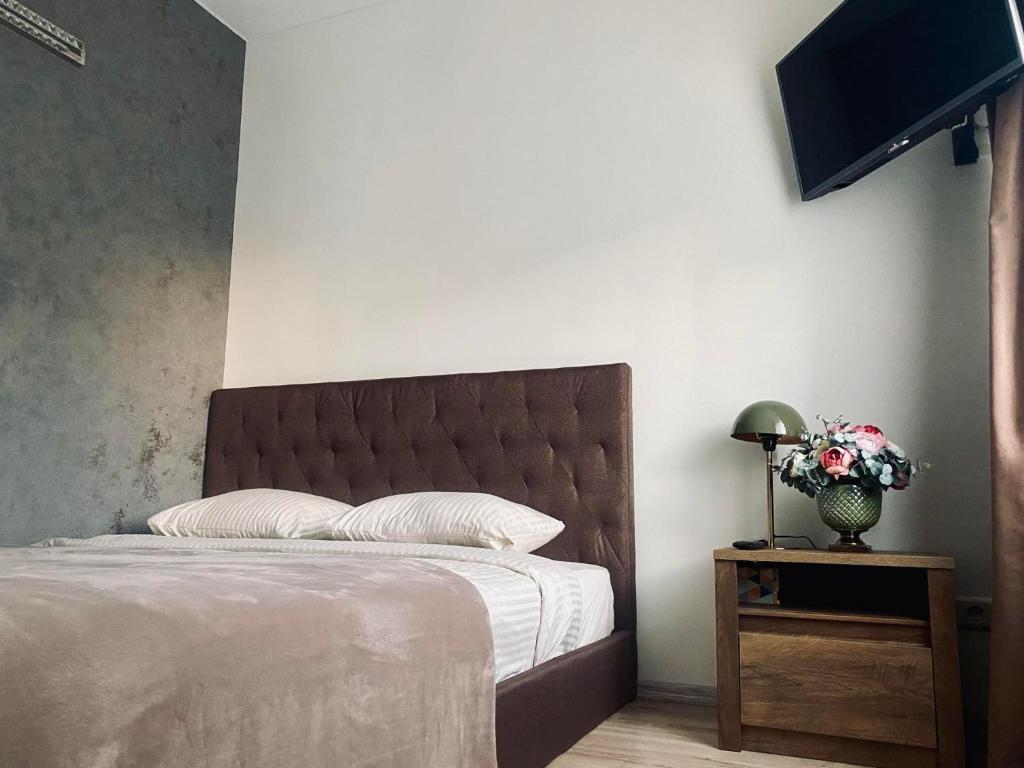 sypialnia z łóżkiem i telewizorem z płaskim ekranem w obiekcie Gedimino 9 w Mariampolu