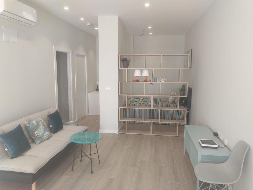 sala de estar con sofá y mesa en Apartamento moderno de 70 metros a 300 metros de la playa en Valencia