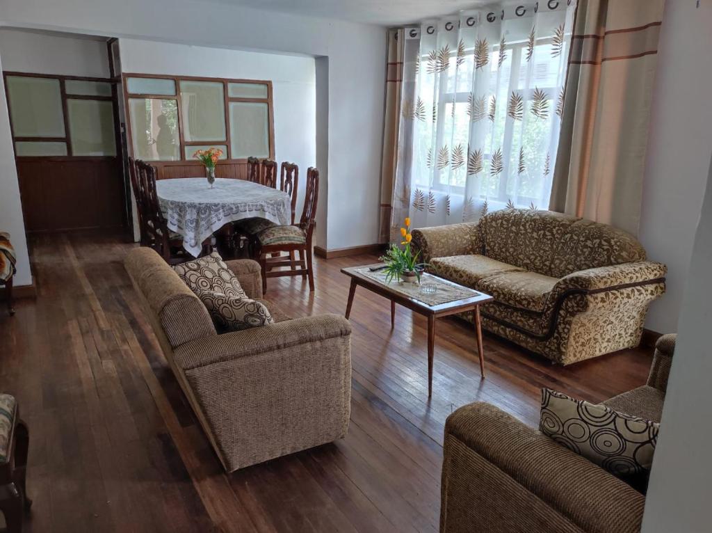 uma sala de estar com dois sofás e uma mesa em Goldenball em Cochabamba