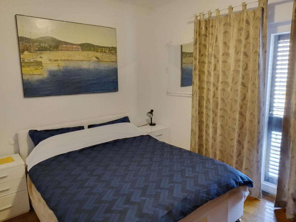 une chambre avec un lit et une fenêtre dans l'établissement Vodice Mladen apartman za familiju, à Vodice
