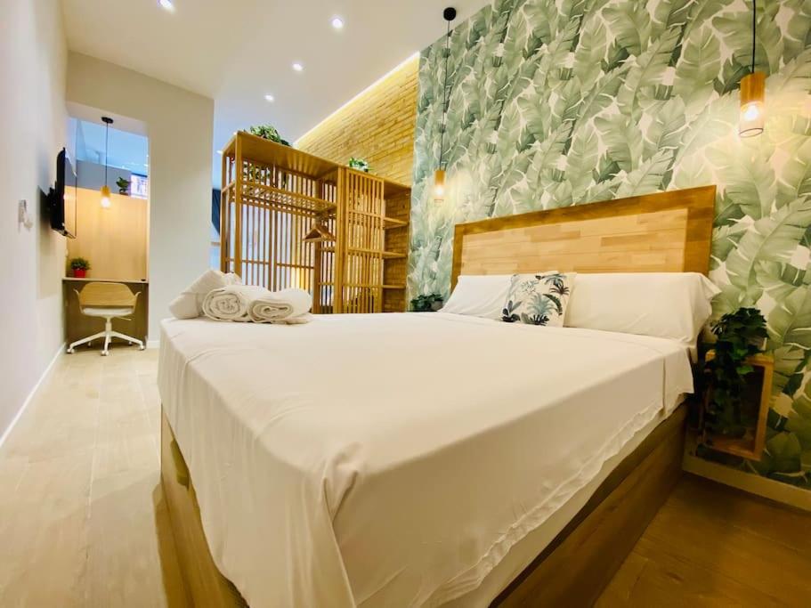 um quarto com uma grande cama branca num quarto em Cabanyal Room 5 - New & Stylish by the Beach em Valência
