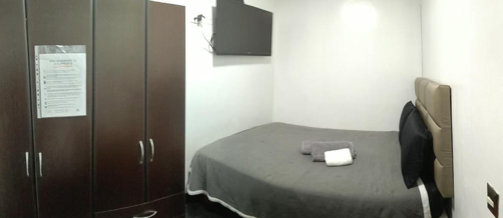 Habitación hospital con cama y armario en Room 5 Star Miraflores, en Lima